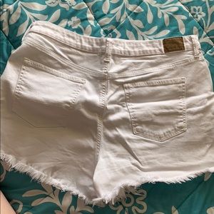 American Eagle Super-Stretch Distressed Mom Short